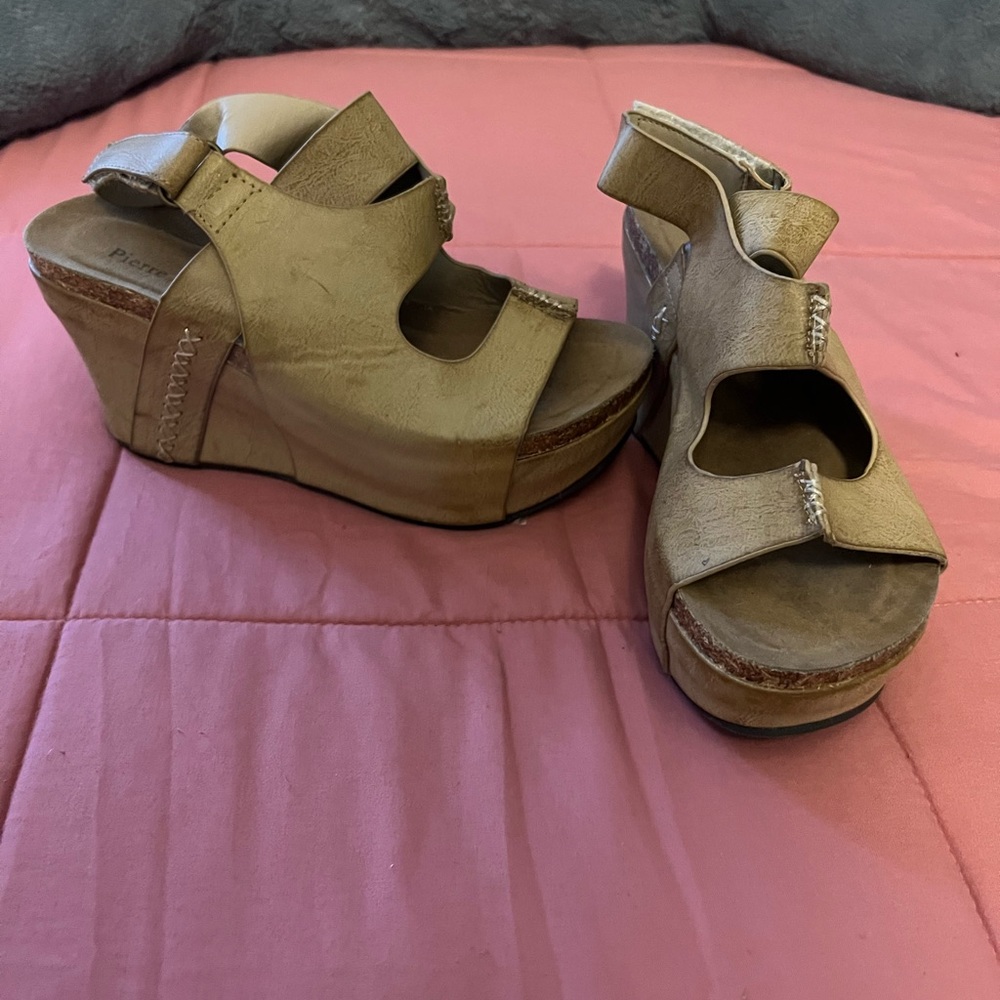 Pierre Dumas Women's Tan Wedge Sandals